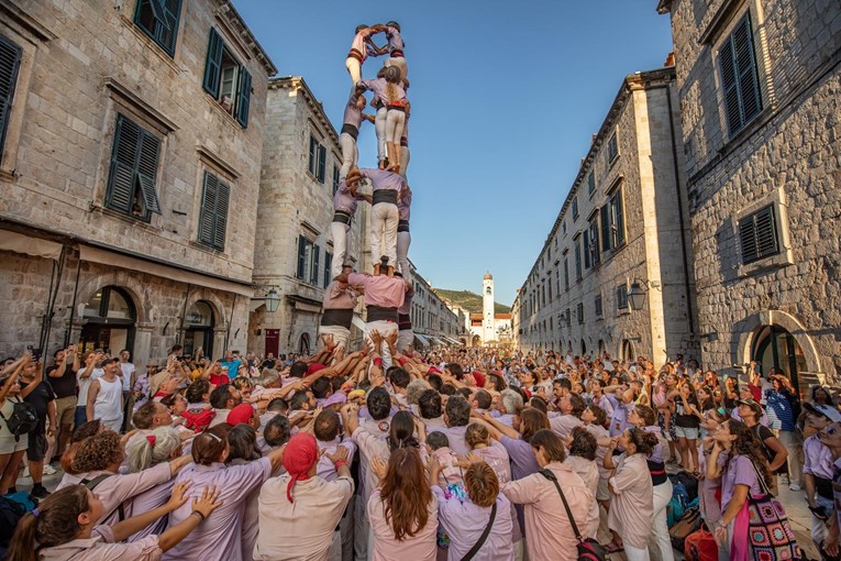 200 Katalonaca ostavilo Dubrovčane u čudu, pogledajte što su napravili na Stradunu