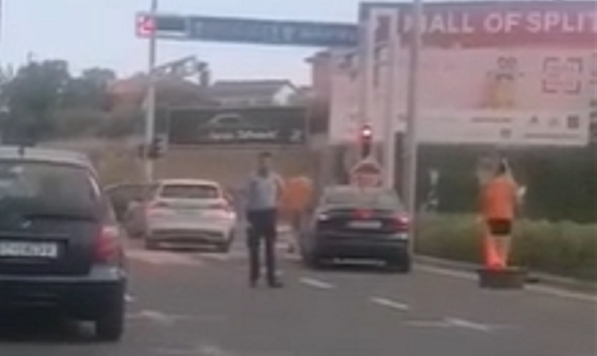 U Splitu se sudarili auto i policijsko vozilo, policajac završio u bolnici
