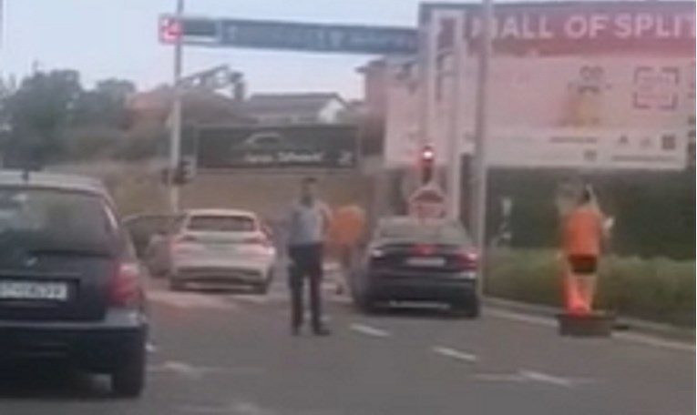 U Splitu se sudarili auto i policijsko vozilo, policajac završio u bolnici