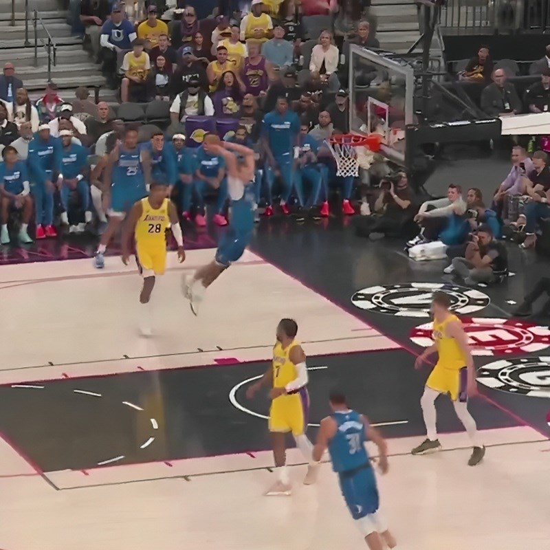 VIDEO Čudesno zakucavanje prvog izbora drafta. Suigrači su skočili sa stolaca