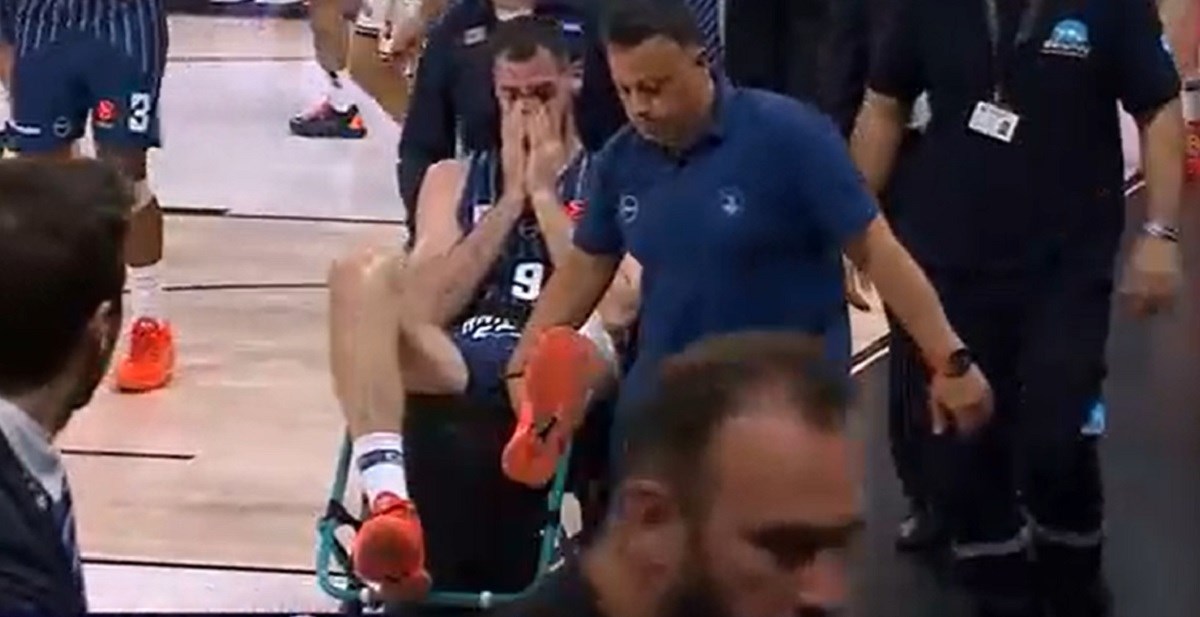 VIDEO Najbolji bloker Eurolige teško stradao. Div plakao dok su ga odnosili