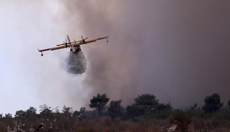 Požar kod Trogira gase i snage Hrvatskog ratnog zrakoplovstva