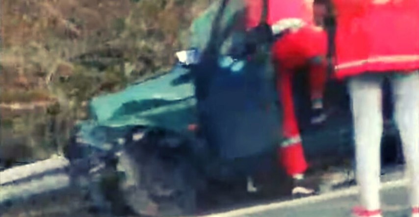 Auto hrvatskih oznaka sletio s ceste kod Mostara, vozač teško ozlijeđen