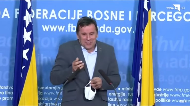 VIDEO Premijer Federacije BiH ne zna staviti zaštitnu masku, ovo je teško gledati