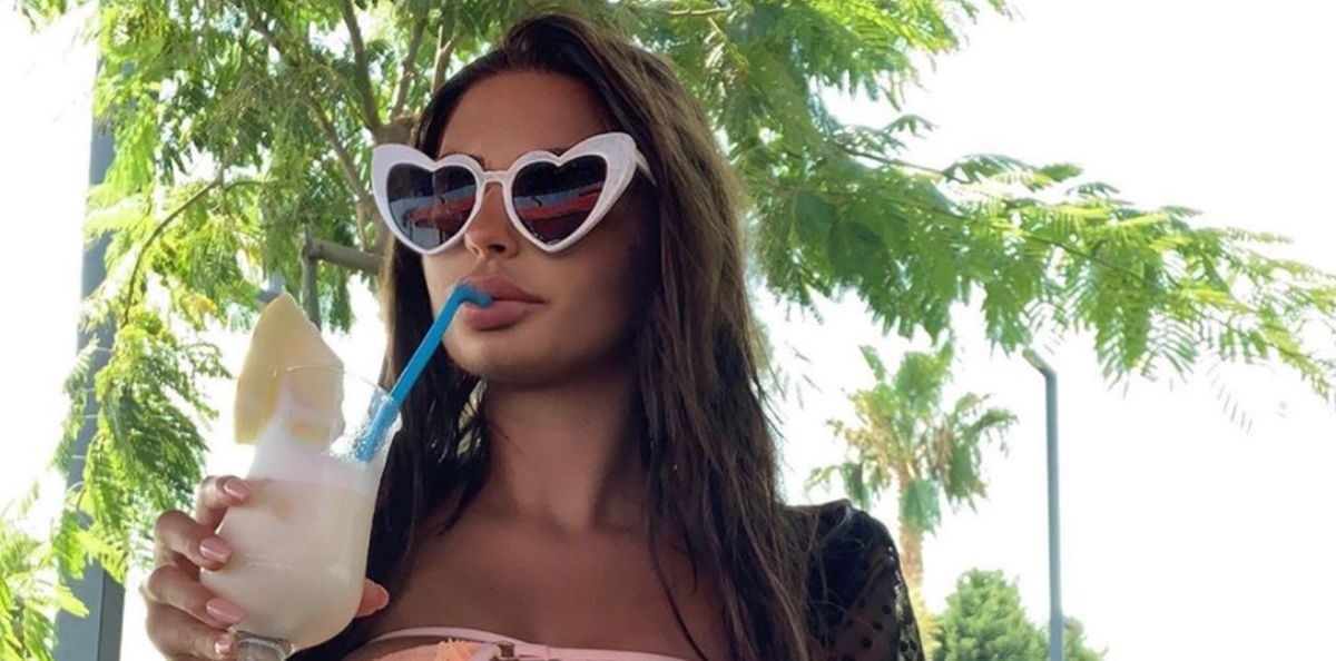 Kristina Mandarina ljetuje s misterioznim muškarcem, fanove izluđuje fotkama u badiću