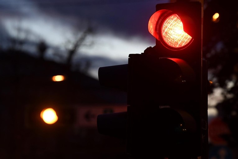 Vozio pod zabranom, prošao na crveno i zabio se u auto
