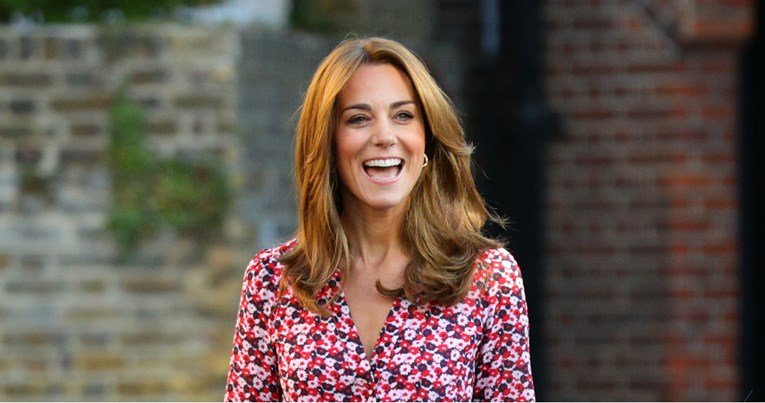 Kate Middleton otpratila djecu u školu u prekrasnoj haljini i s novom frizurom