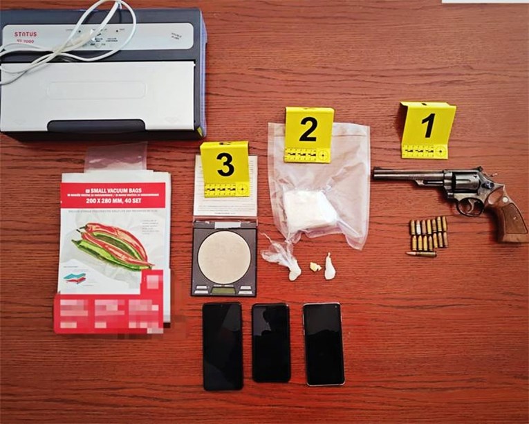 Slavonskom pjevaču narodne glazbe na Hvaru pronašli kokain i revolver