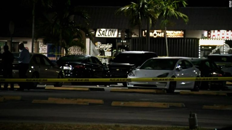 Dvoje mrtvih i najmanje 20 ozlijeđenih u pucnjavi u Floridi