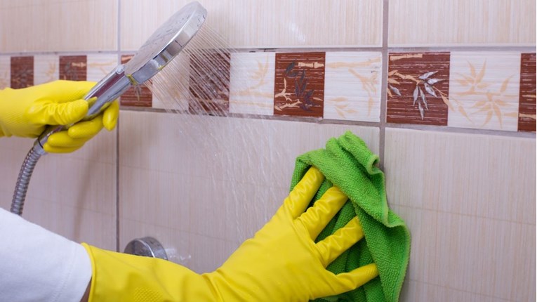 Otkriveno koliko često treba čistiti tuš-kabinu i kako to ispravno napraviti