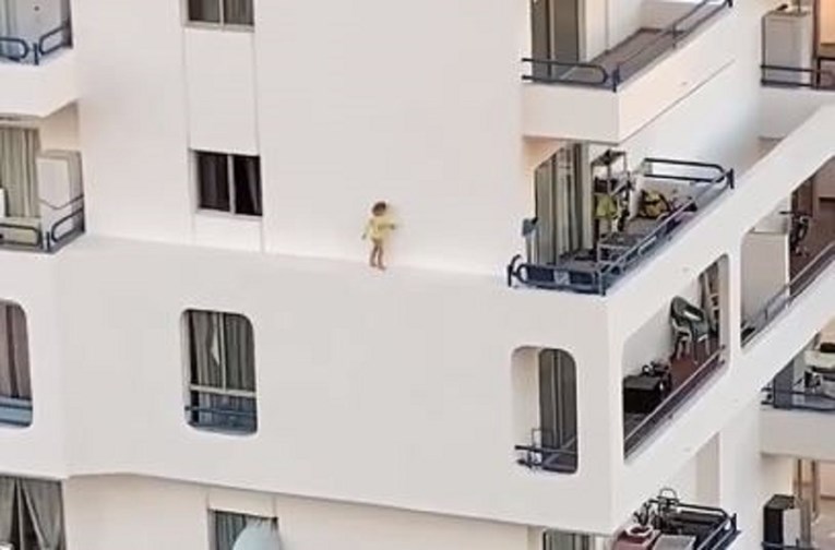 Snimka ostavila ljude u nevjerici: Dijete izašlo kroz prozor na 5. katu...