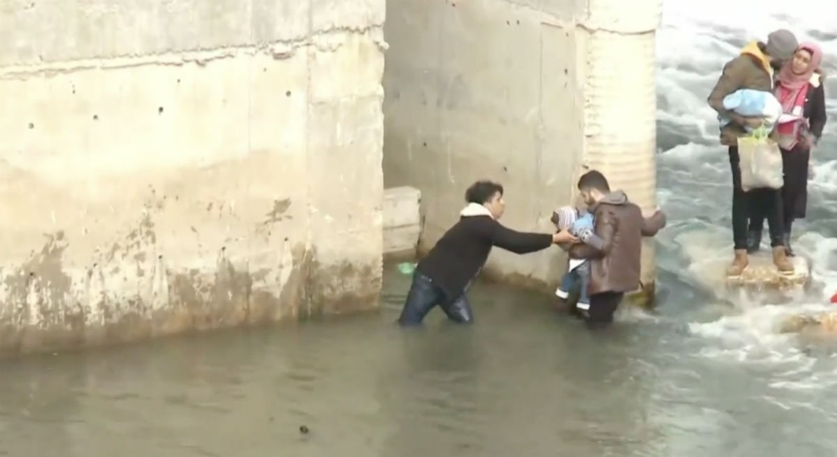 VIDEO Migranti s djecom u rukama preko rijeke prelaze granicu Grčke i Turske