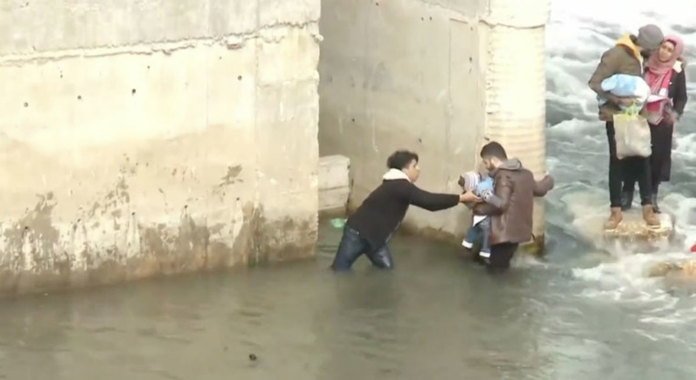VIDEO Migranti s djecom u rukama preko rijeke prelaze granicu Grčke i Turske