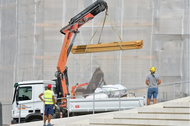 Dizalica pala na radnike u Ivanić-Gradu. Teško ozlijeđeni Indijac i Egipćanin