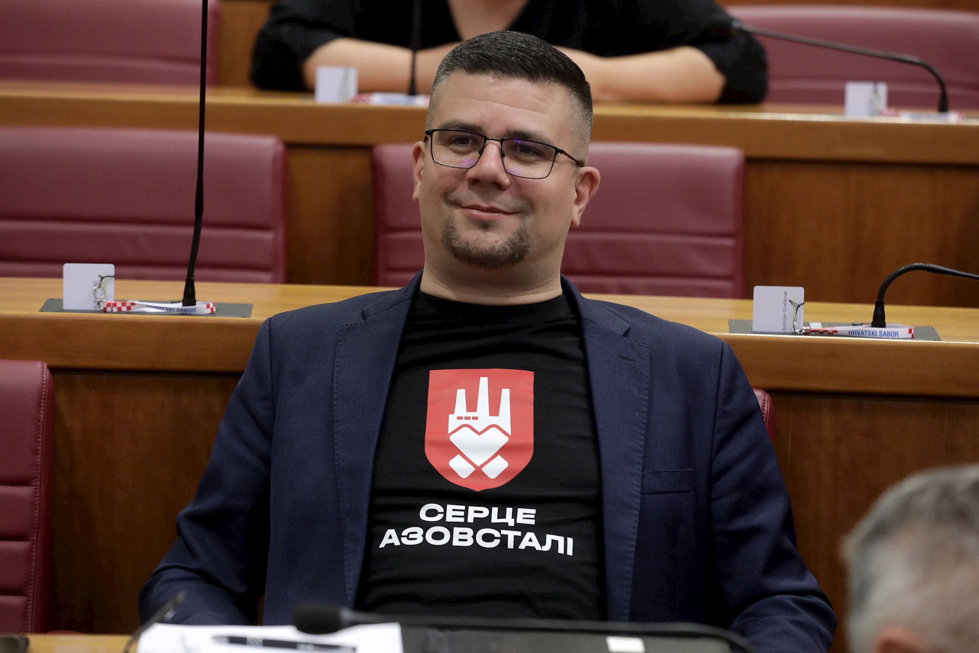 Domagoj Hajduković u saboru privukao pažnju ćiriličnim natpisom na majici