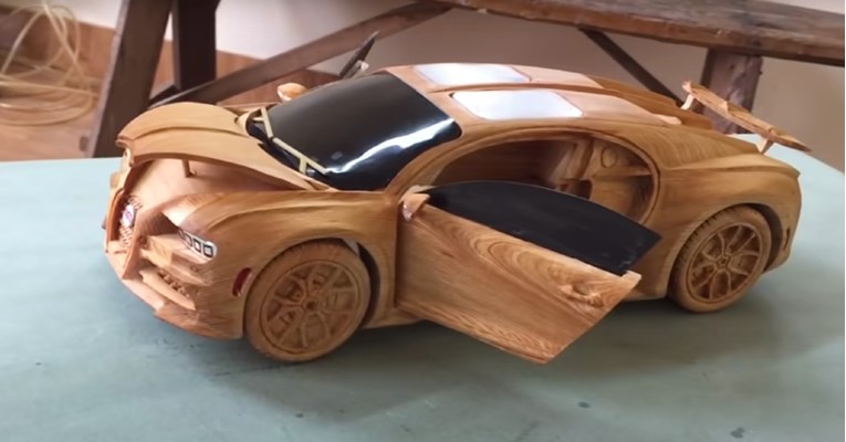 VIDEO Ručno izrađuje modele auta od drveta. Fantastični su