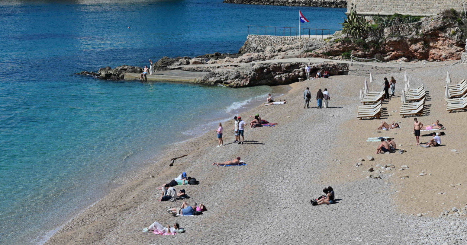 FOTO U Dubrovniku su blagdan iskoristili za sunčanje na plaži, hrabri su se i okupali