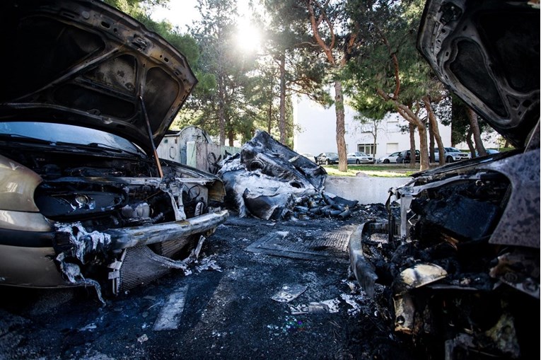 FOTO U Splitu zapaljeni kontejneri, vatra zahvatila i aute