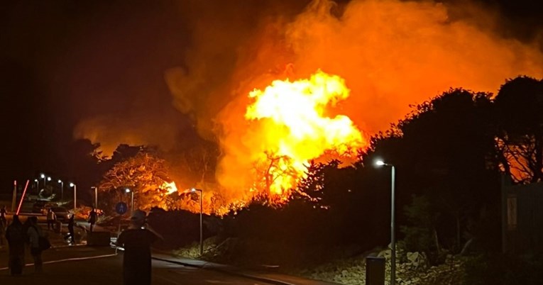 Lokaliziran veliki požar kod Zrća, gasio ga i kanader. Klubovi evakuirali goste