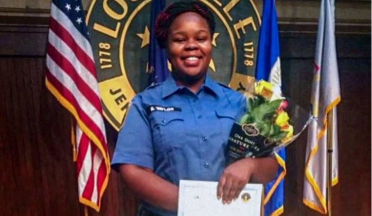 Optužen jedan od policajaca koji su ubili crnkinju u njenom domu u SAD-u