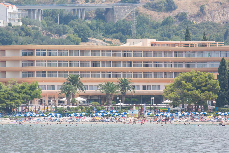 U uvali u Cavtatu grade marinu i resort, plažu pretvaraju u bazen. Mještani ogorčeni
