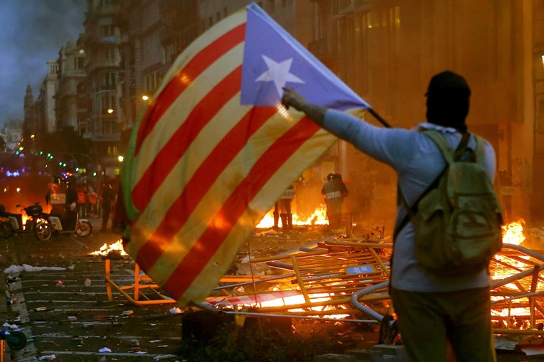VIDEO Neredi u Barceloni: Vatra na ulicama, ljudi se mlate s policijom