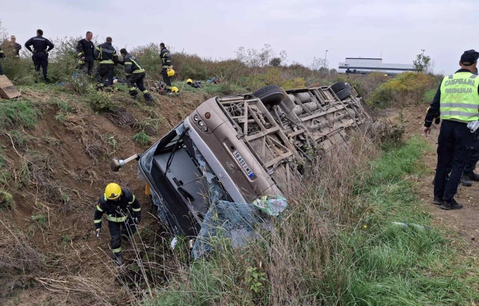 U Srbiji se prevrnuo autobus. Troje mrtvih, u bolnici zadržano 39 osoba