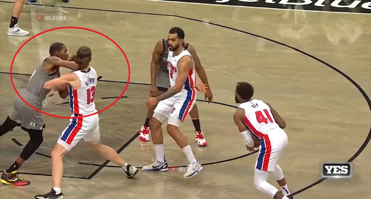 Pogledajte kako je Durant borilačkim potezom udario protivnika pa zaradio isključenje