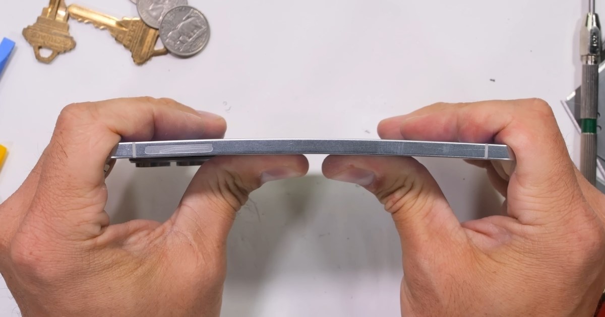 Puknut će čim ga saviješ? Neće. Najtanji Samsung oduševio u testu izdržljivosti