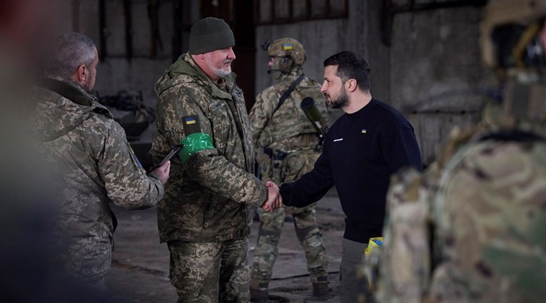 FOTO Zelenski posjetio vojnike na bojišnici kod Bahmuta