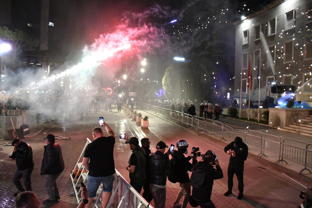 VIDEO Sukob policije i prosvjednika u Tirani, traži se ostavka Rame