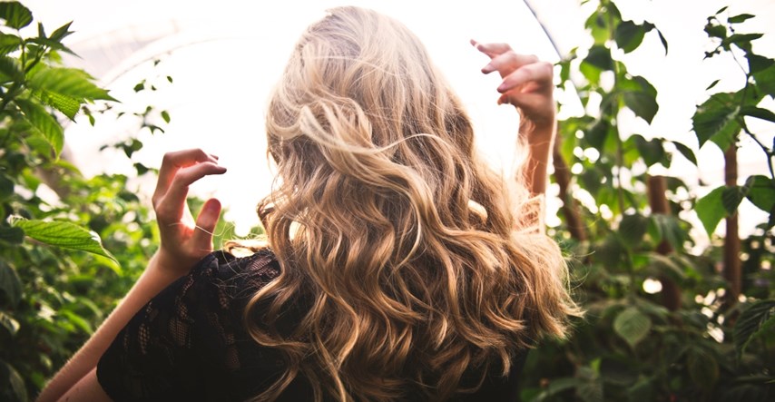 Novi viralni hit: Umjesto figarom, djevojka nakovrčala kosu koristeći radijator