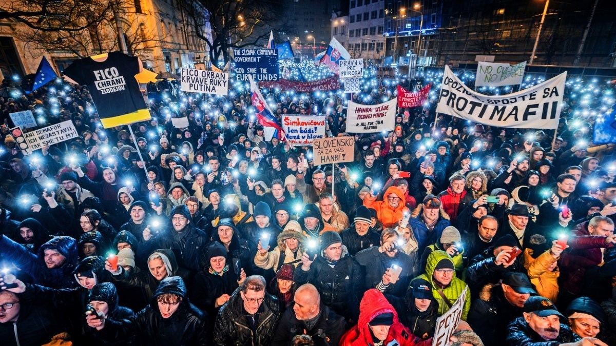 Deseci tisuća u Slovačkoj prosvjedovali protiv ublažavanja kazni za korupciju