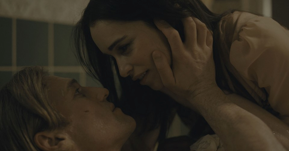 Emilia Clarke ozlijedila rebro dok je snimala 18+ scenu s tri muškarca u novoj seriji