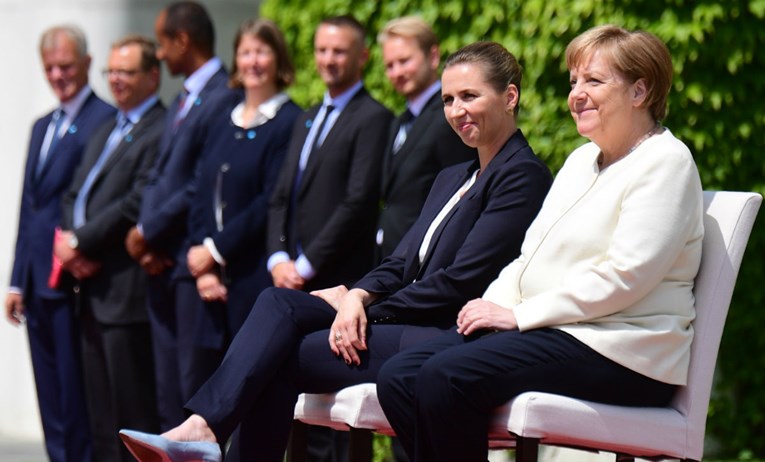 Nakon što se tri puta tresla, Merkel dansku premijerku dočekala sjedeći