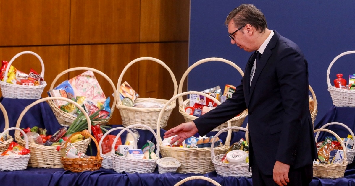 Evo Vučića, predstavlja "čudesne ekonomske mjere". Piše po ploči, opominje novinare
