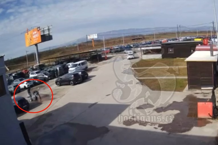 VIDEO Torcida napala Armadu na parkingu kod aerodroma pa podigla poruku na derbiju