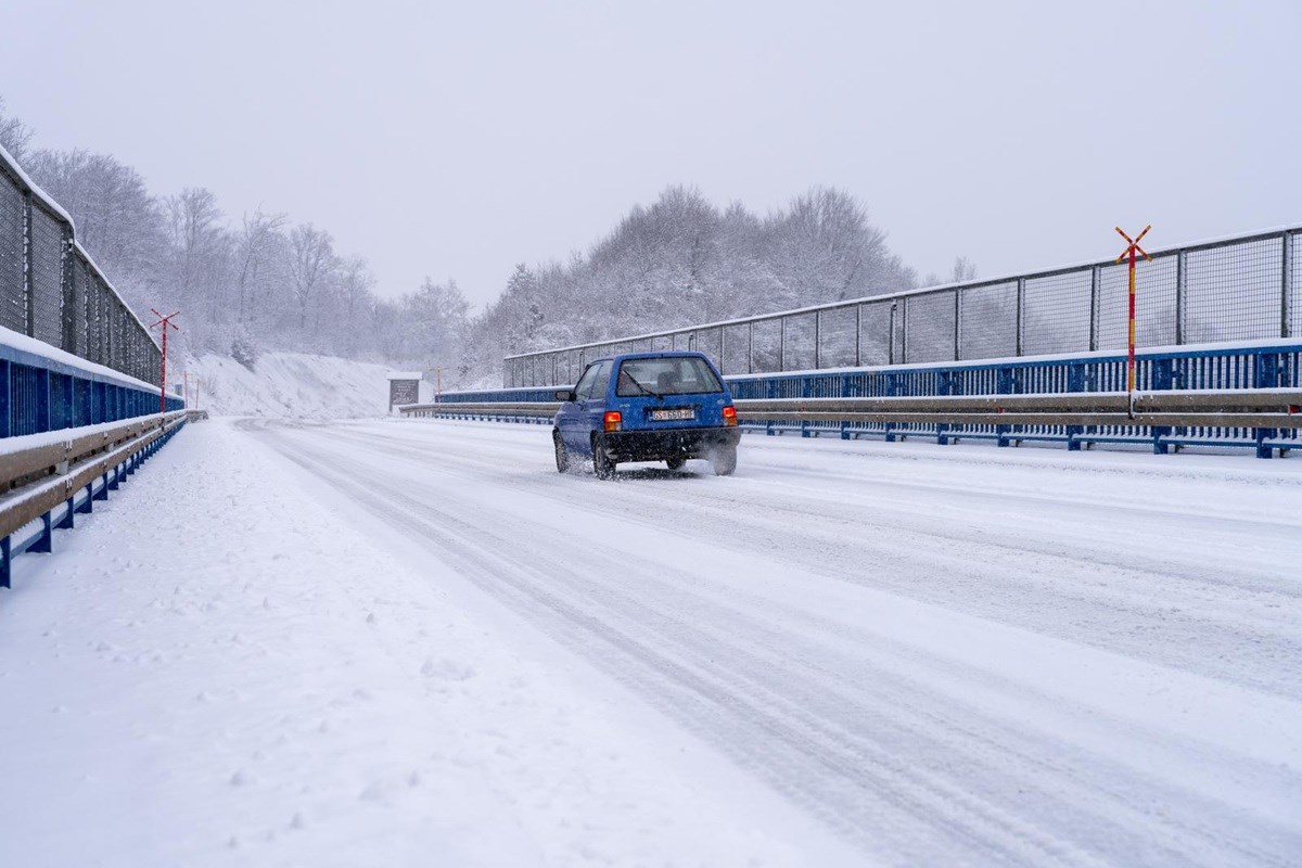 Snijeg i dalje pada posvuda, problemi u prometu. Olujna bura na Jadranu