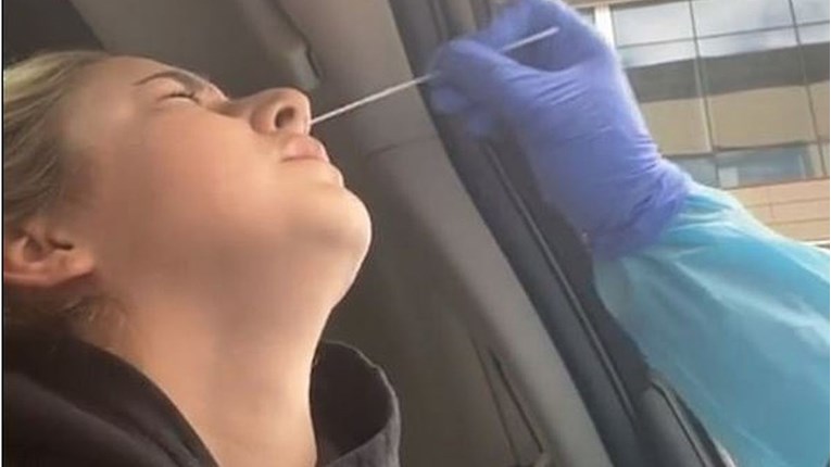 Tinejdžerica u viralnom videu pokazala kako izgleda testiranje na koronu