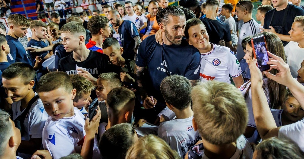 FOTO I VIDEO Igrači Hajduka posjetili su Torcida kup. Navijači poludjeli za Livajom