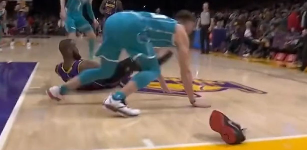 VIDEO Lakersi imali napad za pobjedu, ali LeBron je izgubio tenisicu