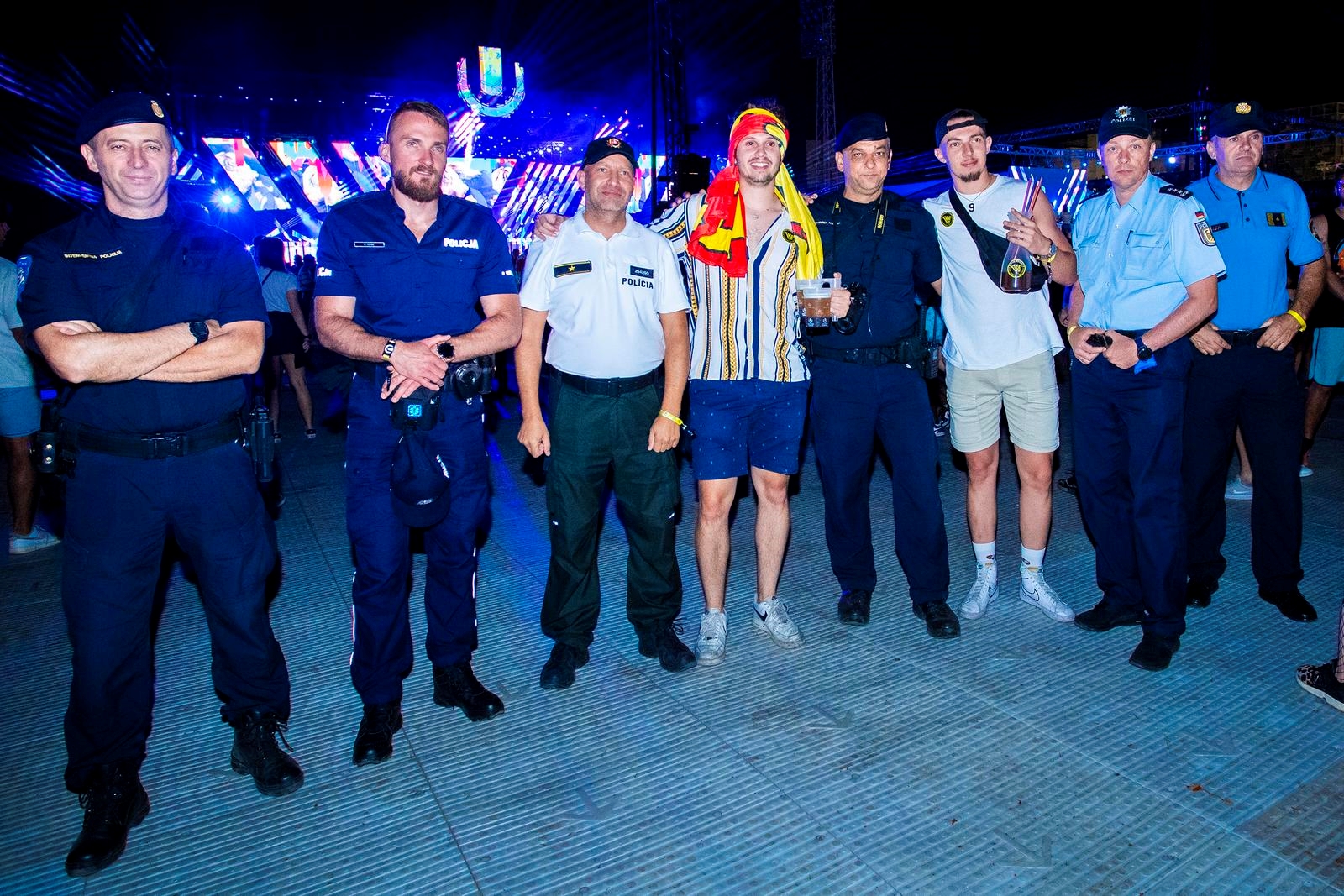 Partijaneri jedva dočekali fotkati se sa splitskim policajcima na Ultri