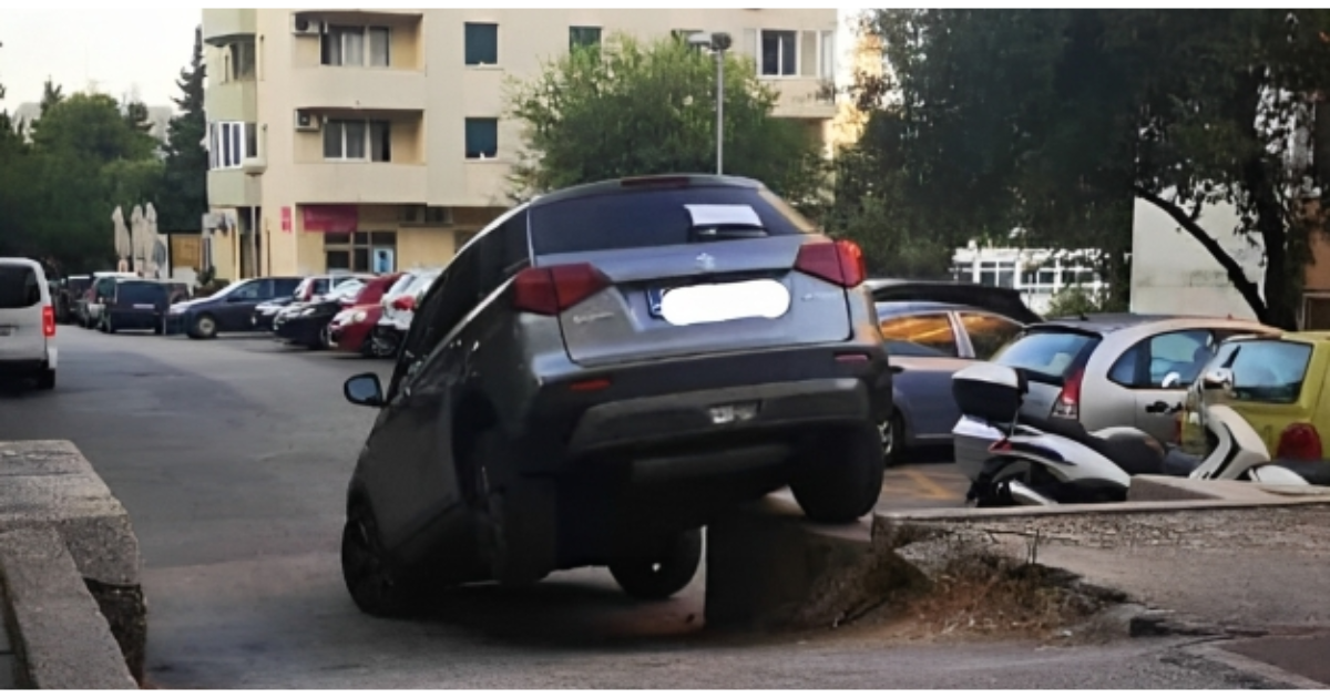Netko je u Splitu izlazio s parkinga pa ostao visjeti na zidiću: "Kako je ovo uspio?"