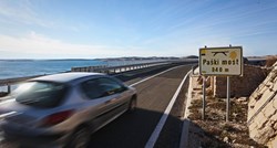 Zbog jakog vjetra Paški most otvoren samo za osobna vozila, javlja HAK