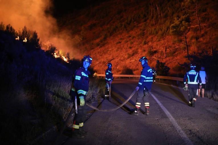 Požar na Braču: 33 vatrogasca na terenu, vatra još nije pod kontrolom