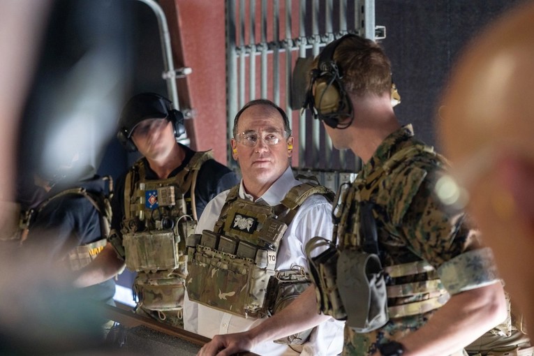 Trumpov čelnik mornarice napustio dužnost