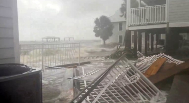 Razorni uragan prošao preko Floride. Uništen grad, stotine tisuća ljudi su bez struje