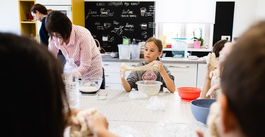 Osnovnoškolci uče peći fermentirani kruh: “To je vrijedan alat koji im možemo dati”