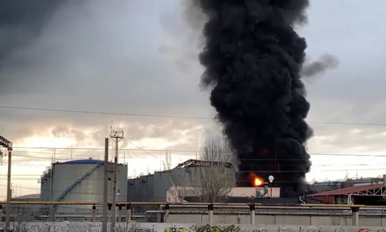 VIDEO Novi ruski napad na Odesu. Oštećena naftna skladišta i brod sa žitom