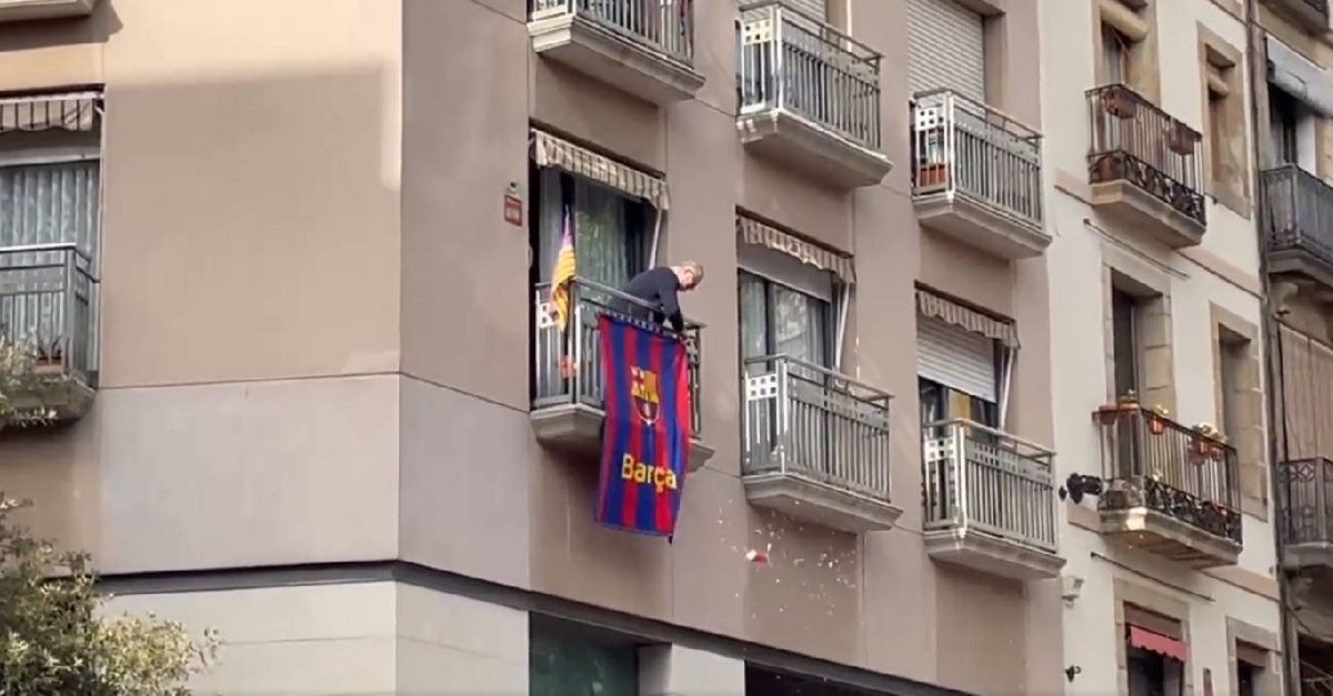 VIDEO Čovjek na svom balkonu izvjesio zastavu Barcelone, Nijemci ga gađali
